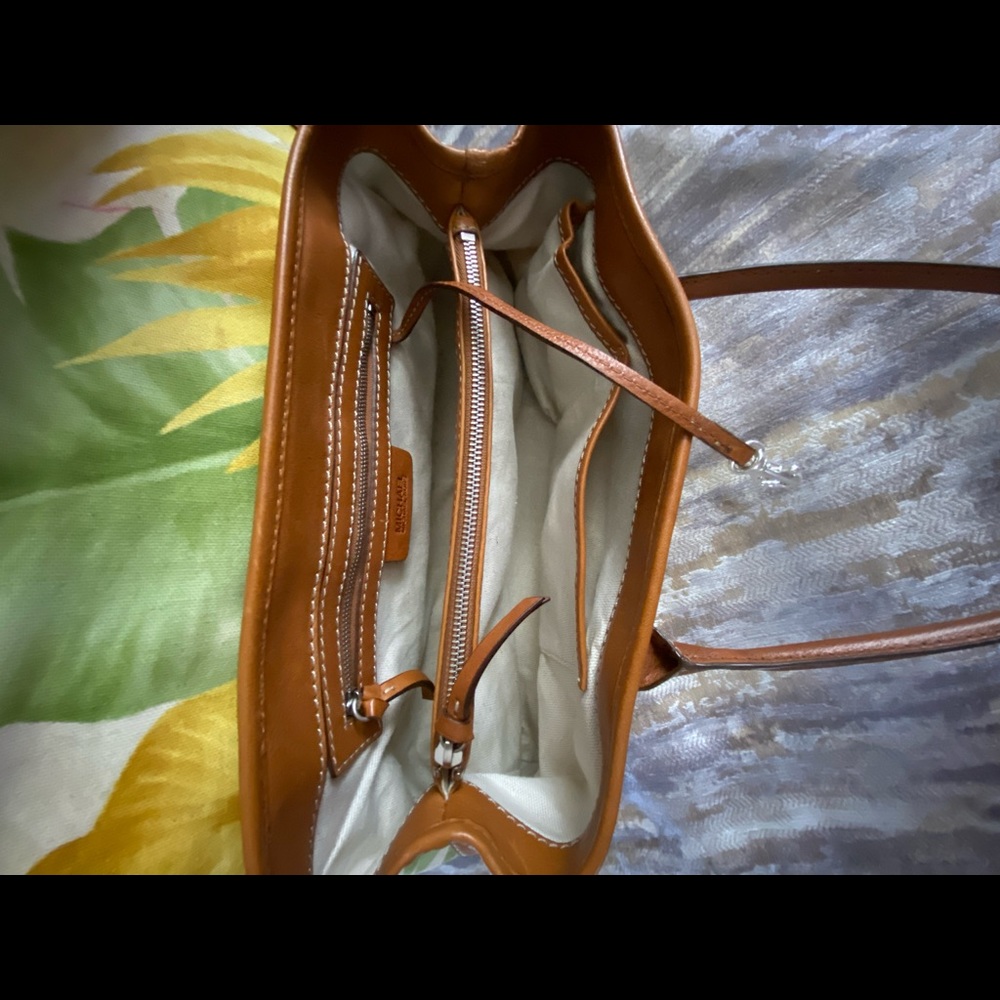 Beautiful Michael Kors hand bag